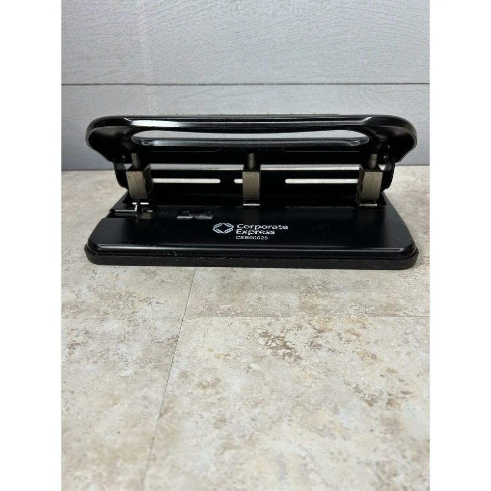 Corporate Express‎ CEB 900025 Heavy Duty 3-hole Punch Black